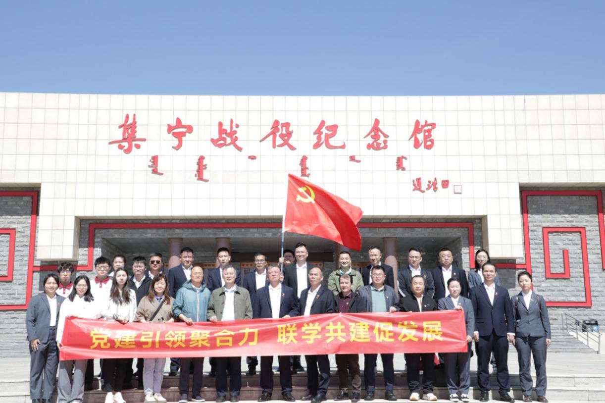 一群人站在建筑前描述已自动生成